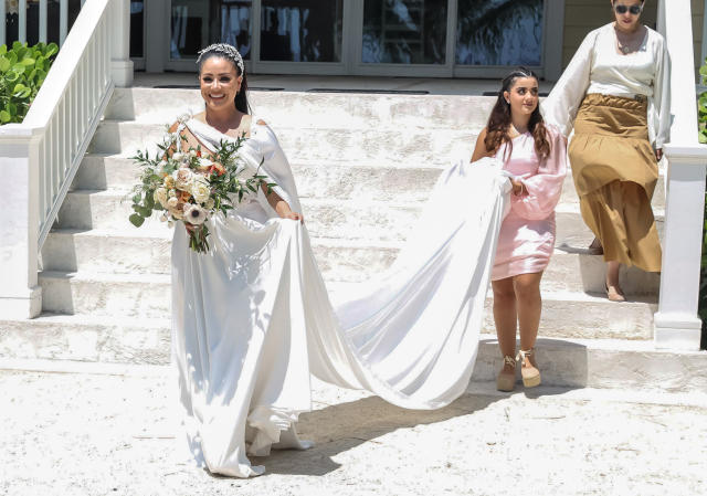 Vestida blanco, Carolina Sandoval 'se casó' en la playa y caminó hasta el  'altar' de nuevo - El Diario NY