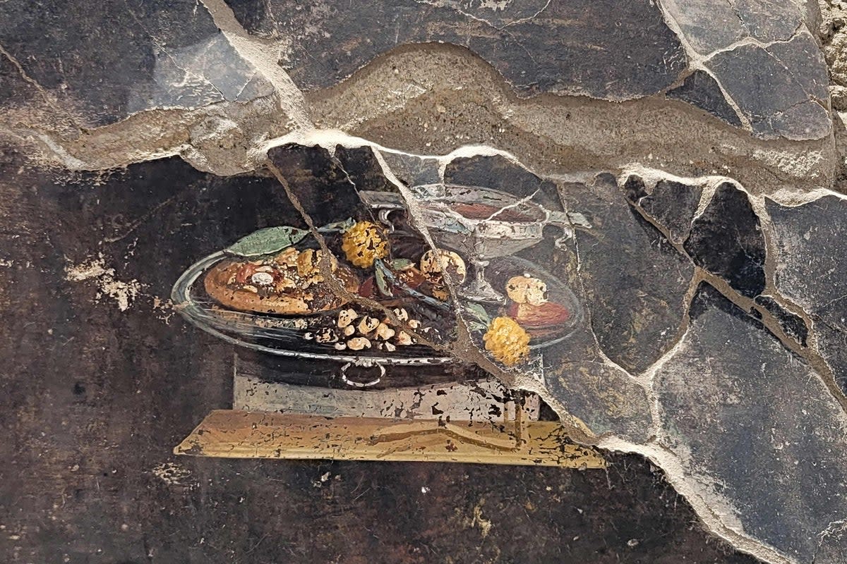 The still life fresco is 2,000 years old and depicts an ancestor of the pizza (Parco Archeologico di Pompei pre)