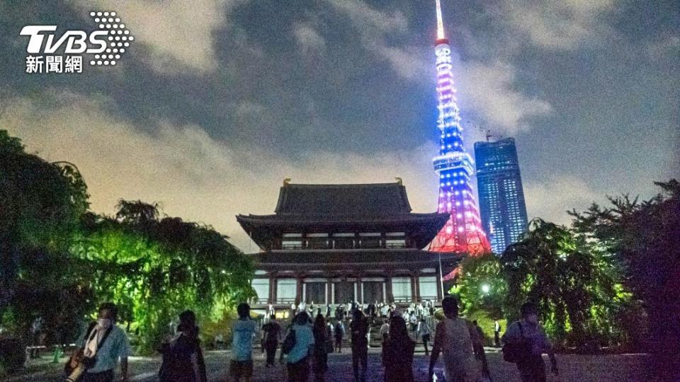 直到晚間仍有許多民眾趕赴現場悼念安倍。（圖／達志影像美聯社）