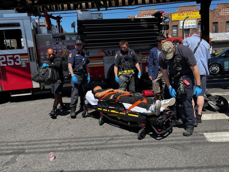 班森賀86街段轎車與電單車相撞，電單車騎行人員受傷。(記者胡聲橋／攝影)