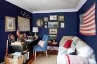 <p>Deep navy walls make this 8'-by-10' room feel quaint rather than claustrophobic. </p>