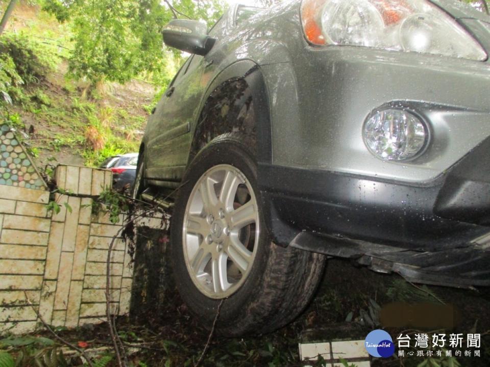 民眾駕車誤闖墓園不慎受困，大溪警員冒雨救援