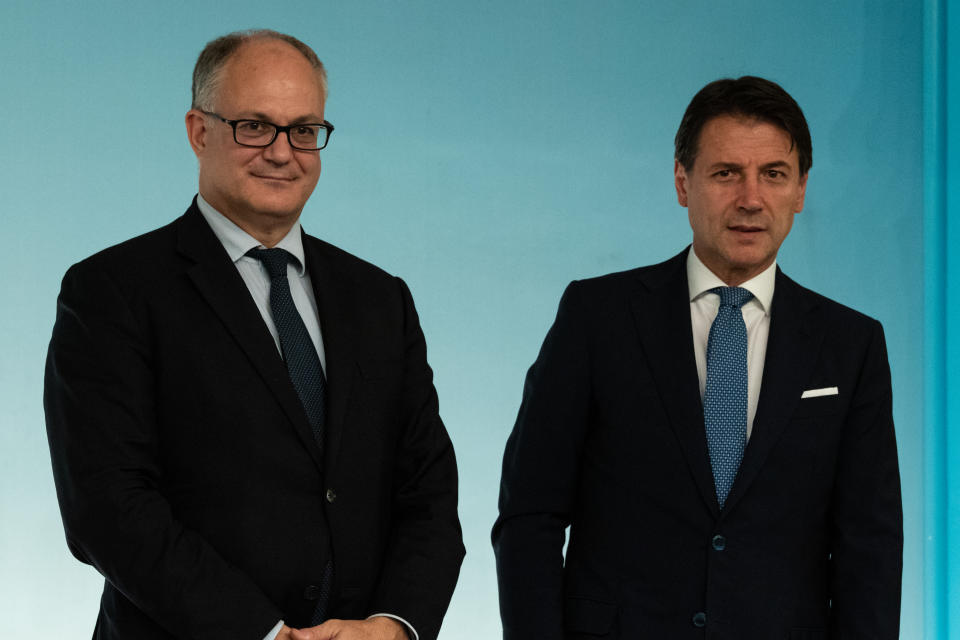 Il premier Giuseppe Conte e il ministro Roberto Gualtieri (Photo by Cosimo Martemucci/SOPA Images/LightRocket via Getty Images)