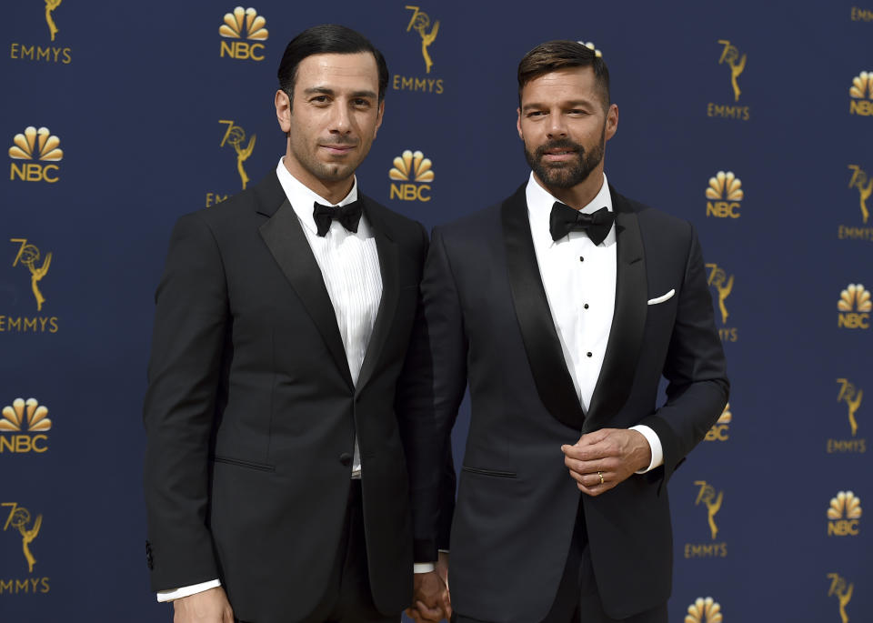 Jwan Yosef, izquierda, y Ricky Martin llegan a la 70a entrega de los Emmy el lunes 17 de septiembre de 2018, en el Microsoft Theater en Los Angeles (Foto Jordan Strauss/Invision/AP)