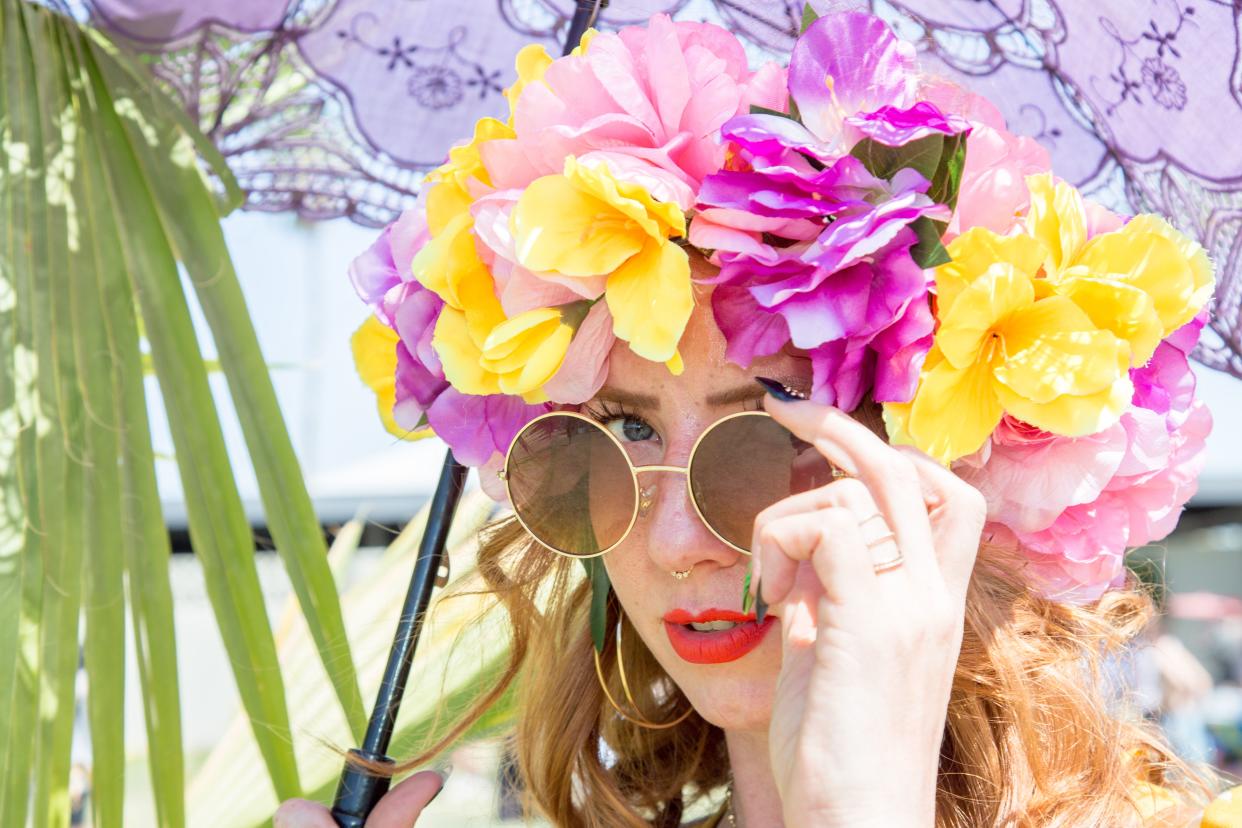 Blumen tragen Festivalbesucher in diesem Jahr nicht mehr nur auf dem Kopf, sondern auch auf der Haut. (Bild: Getty Images)