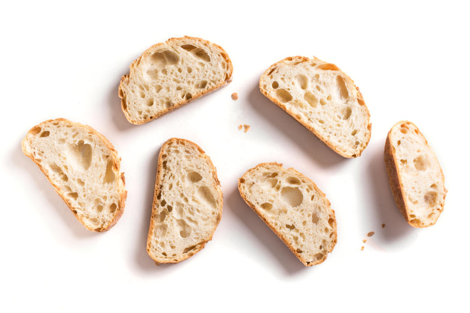 Aufgeschnittene Weißbrot-Scheiben.