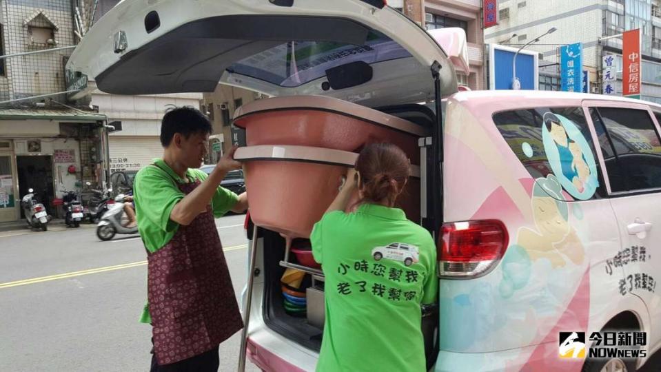 ▲新竹市推到宅沐浴車，一圓失能長者「洗個熱水澡」心願。（圖／記者陳志偉攝，2017.10.20）