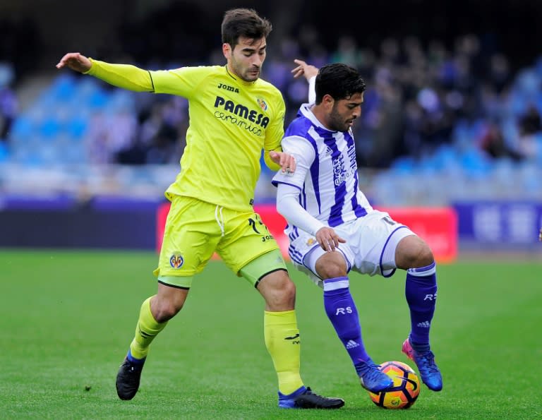 Villarreal's Manuel Trigueros (L) tackles Real Sociedad's Carlos Vela during the Spanish league match at the Anoeta stadium in San Sebastian, on Februry 19, 2017