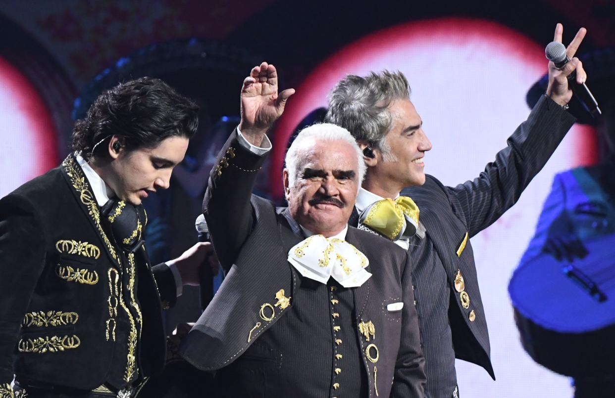 (Izquierda a Derecha) Alex Fernández, Vicente Fernandez y Alejandro Fernández durante 20th Annual Latin Grammy Awards en Las Vegas, Nevada. (Photo by VALERIE MACON / AFP) (Photo by VALERIE MACON/AFP via Getty Images)