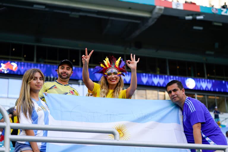 Hinchas en el Hard Rock Stadium.