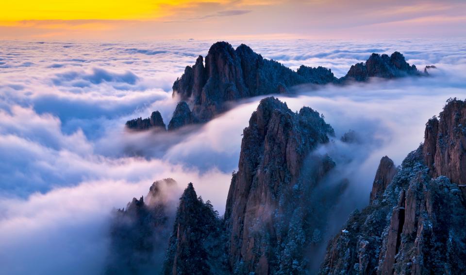 雲湧群峰