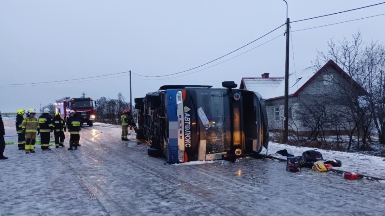 A bus carrying 59 Ukrainians has rolled over in Poland. Photo: Facebook/Policja Lubelska