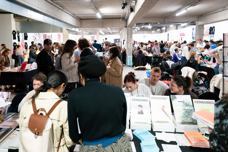 巴黎屁股書展現場湧人潮 第6屆巴黎屁股書展登場，本屆高達111個攤位，展示 各種小誌（fanzine）、藝術書、雜誌、評論、小說、 海報與服飾等。攤位展示者為創作者、藝術家、獨立 出版社、藝廊。 中央社記者李若韻巴黎攝  113年5月23日 