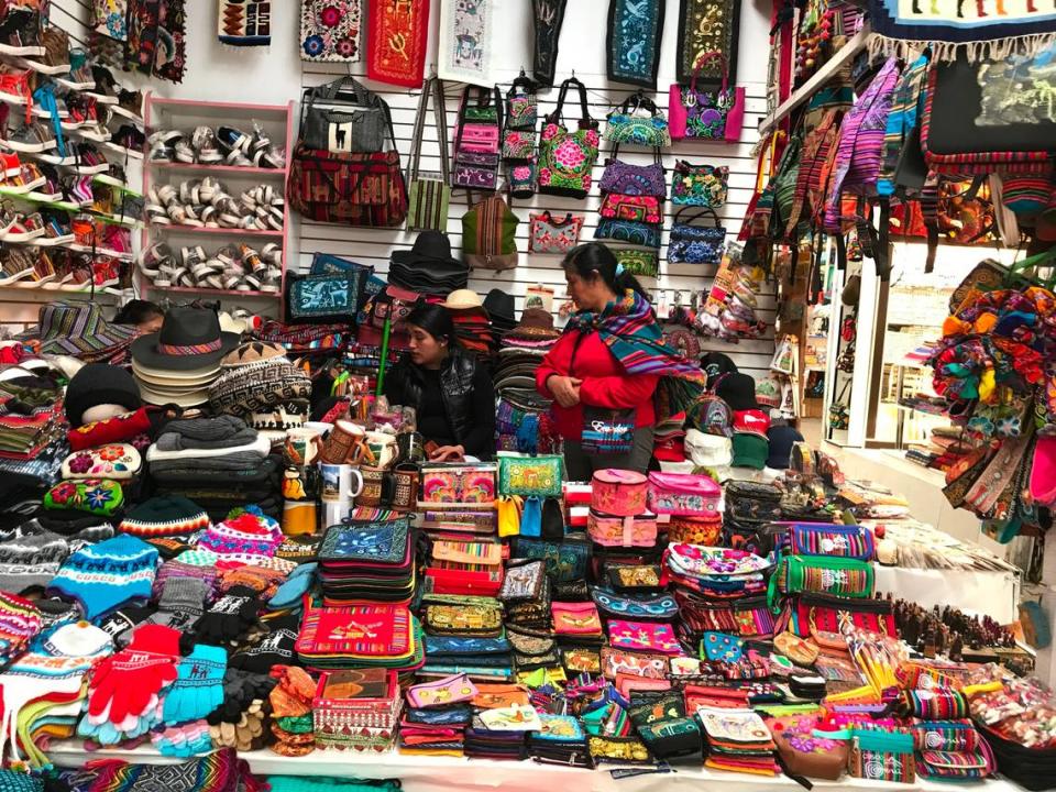 Aguas Calientes es la puerta de llegada y posee un mercado de coloridas artesanías como ponchos y sacos de lana de alpaca.