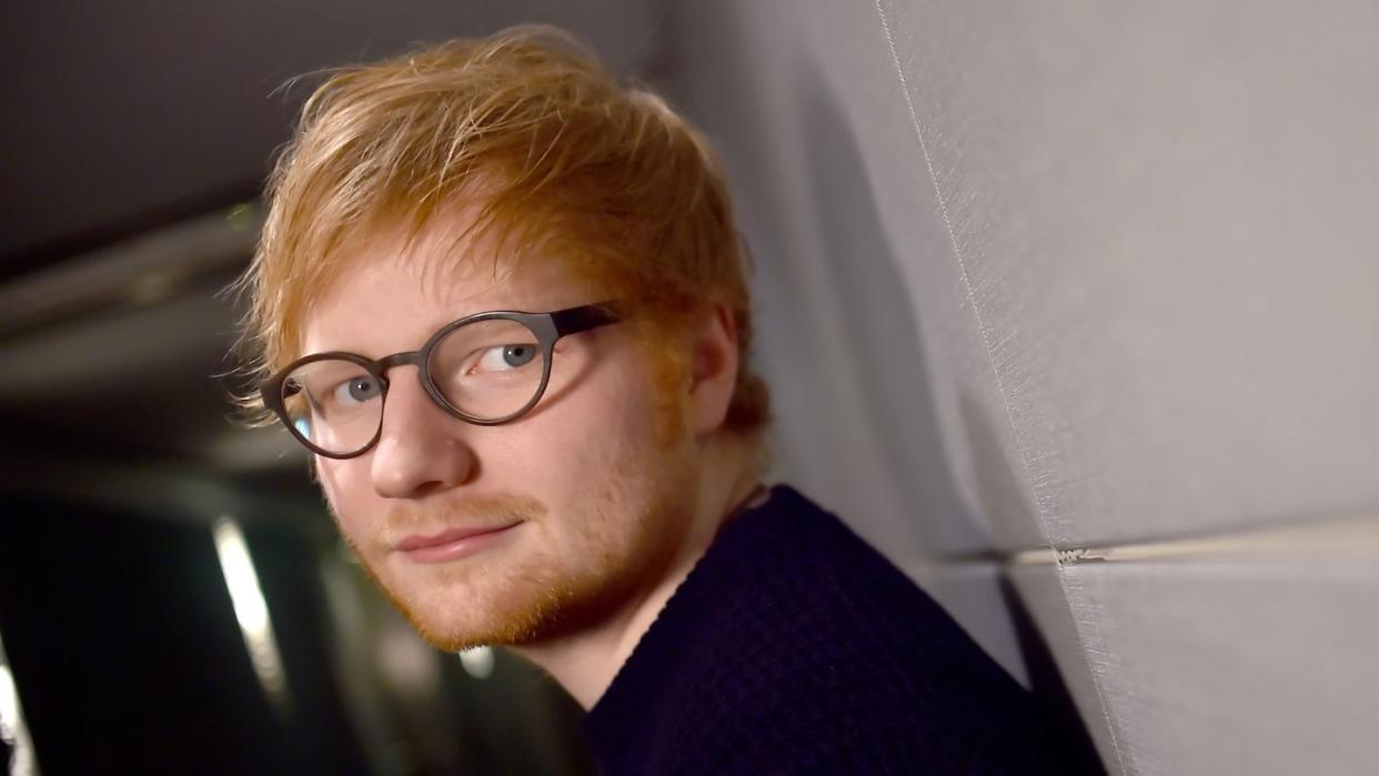 Ed Sheeran gibt mit der Trikot- Beschriftung für die Teams von Ipswich Town ein paar Rätsel auf.