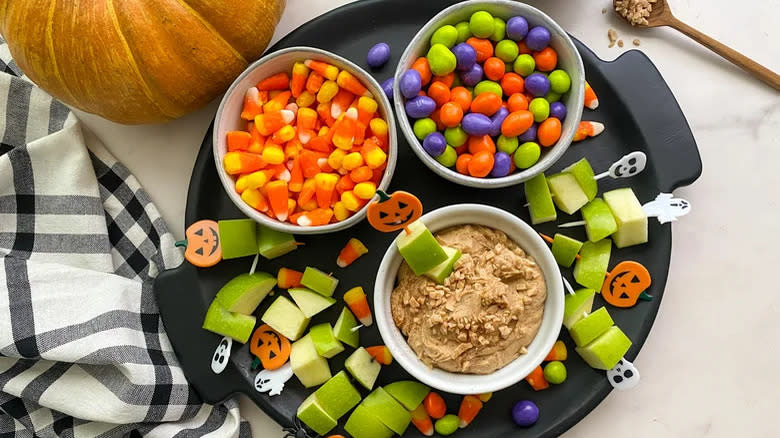 Trick-Or-Treat Apple Dip