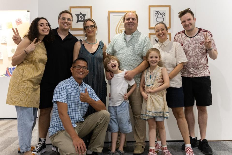 加拿大藝術家Michael Clayton與家人及親友合影。(圖/記者林㤈輝翻攝)