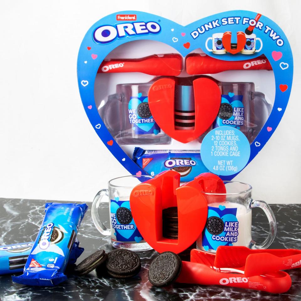 3) Oreo Cookie Dunking Set in Heart Box