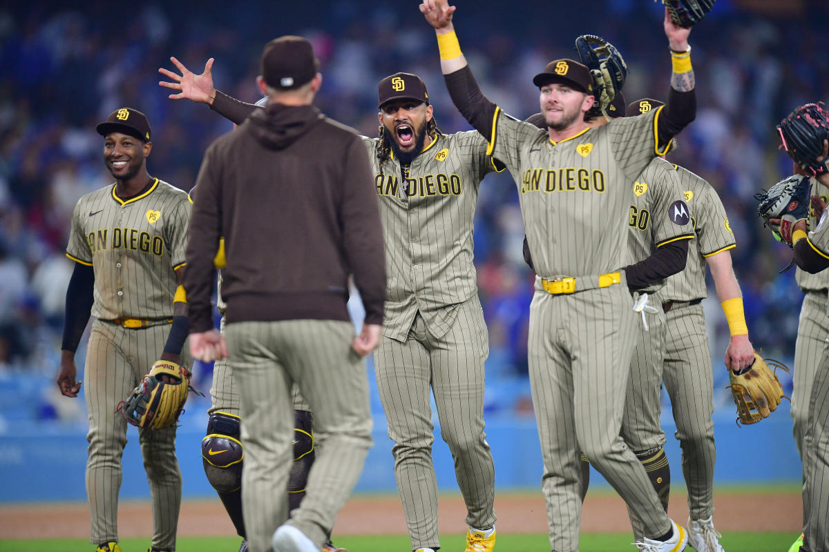 Padres score game-deciding triple play and secure playoff spot with win over Dodgers