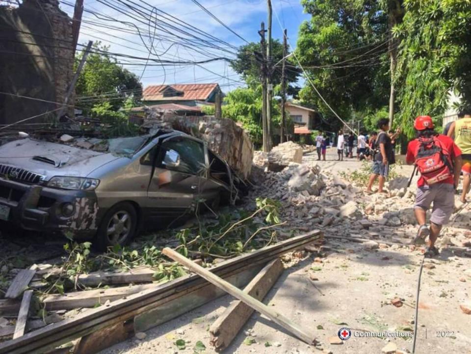 菲律賓北部艾布拉省27日上午8時43分發生芮氏規模7.1強震。（圖取自twitter.com/philredcross）