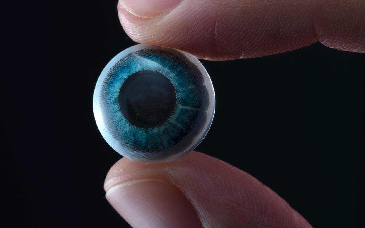 The Mojo Vision contact lens offers a display with information and notifications, and allows the user to interact by focusing on certain points