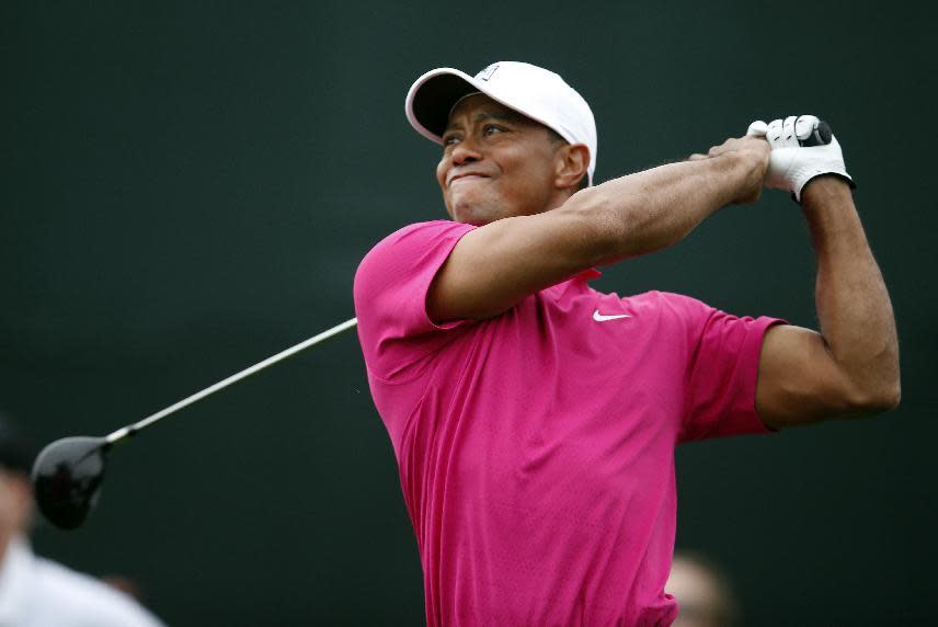 ARCHIVO - En imagen del 29 de enero de 2015, Tiger Woods observa el viaje de la pelota en el hoyo 17 en la primera ronda del Abierto de Phoenix en Scottsdale, Arizona. Woods anunció el viernes 3 de abril que pondrá fin a una ausencia de dos meses para jugar en el Masters la próxima semana. (Foto AP/Rick Scuteri, archivo)