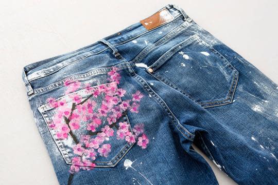 krone smugling Vanærende How to DIY Blake Lively's $500 Cherry Blossom Boyfriend Jeans for a  Fraction of the Price