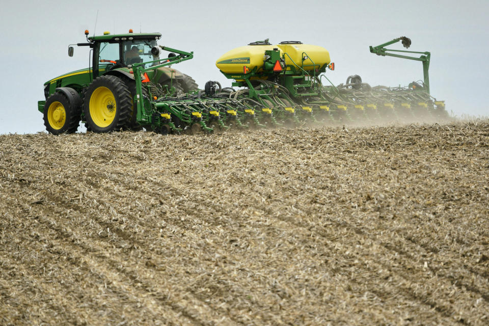 Un agricultor siembra soya en un campo de Springfield, Nebraska, el jueves 23 de mayo de 2019. (AP Foto/Nati Harnik)
