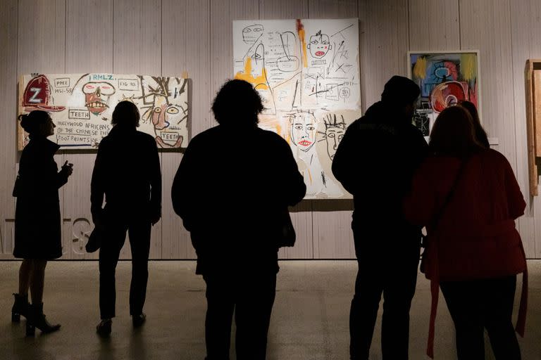 Los visitantes admiran las obras de Jean-Michel Basquiat en una nueva exposición inmersiva en el edificio Starrett-Lehigh de Chelsea. (Anna Watts/The New York Times)