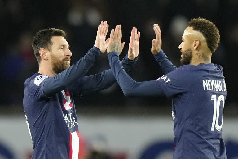 La celebración de Lionel Messi con Neymar; el capitán de la selección argentina anotó su primer gol de 2023 ante el modesto Angers