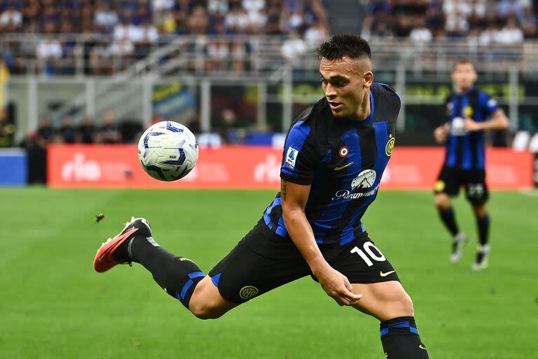 Lautaro intenta controlar de taco la pelota durante la goleada de Inter a Fiorentina