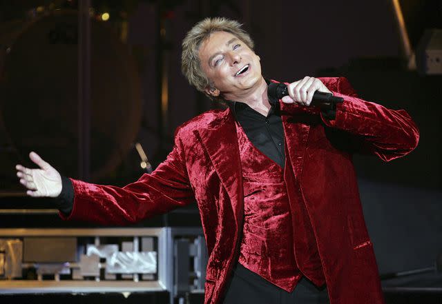 <p>Ethan Miller/Getty</p> Barry Manilow