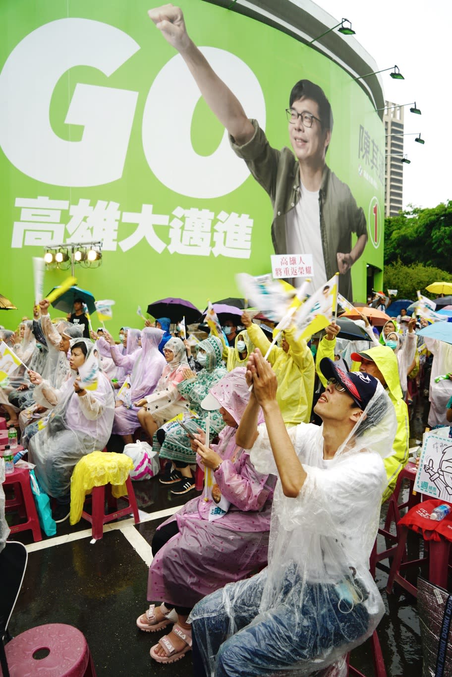 陳其邁競選總部擠滿不畏大雨的支持者，並隨著票箱慢慢開出，高喊：「陳其邁當選！」。   圖：張良一/攝