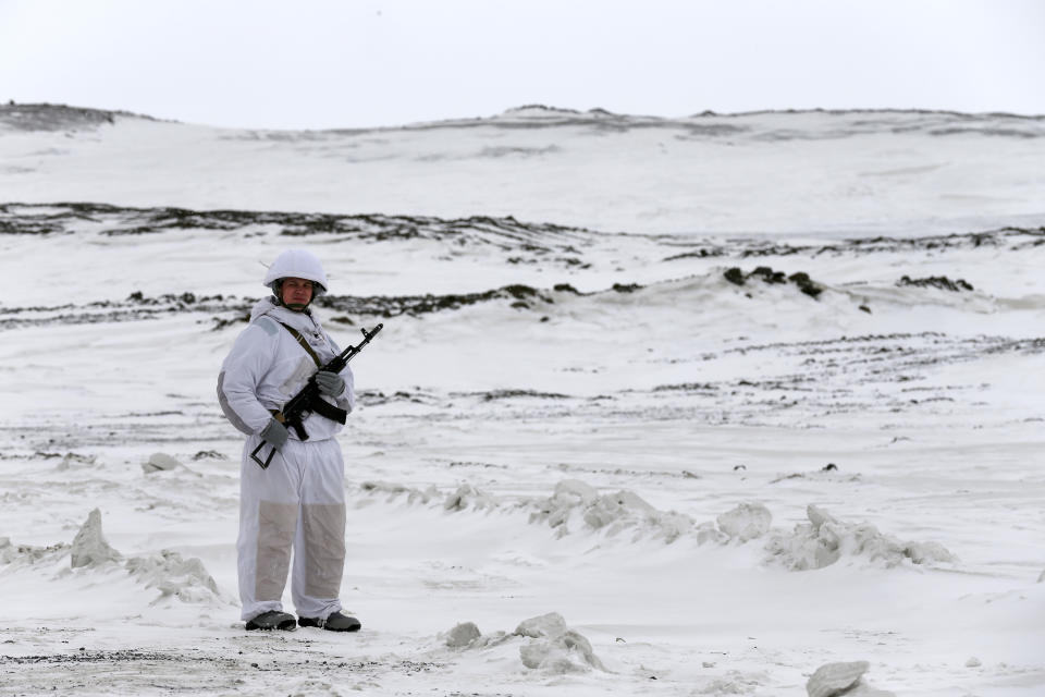 Un soldado ruso hace guardia en la base aérea de Alexandra Land, cerca de Nagurskoye, Rusia, el 17 de mayo del 2021. (AP Photo/Alexander Zemlianichenko)