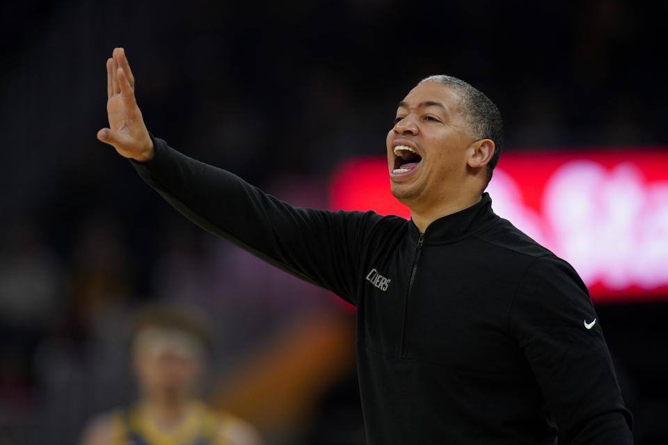 Los Angeles Clippers coach Tyronn Lue gestures during the first half of the team's NBA basketball game against the Golden State Warriors on Thursday, Nov. 30, 2023, in San Francisco. (AP Photo/Godofredo A. Vásquez)