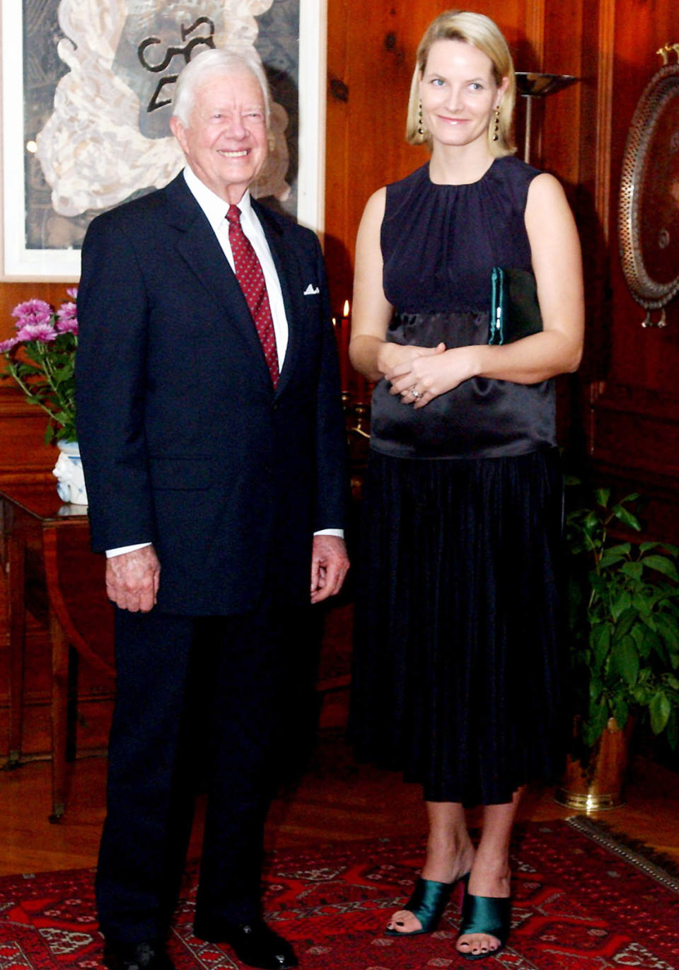 So ein unförmiges Outfit wie 2002 bei einem Treffen mit dem ehemaligen US-Präsidenten Jimmy Carter würde Mette-Marit heute nicht mehr tragen. Vor allem die Schuhe hat sie mittlerweile bestimmt aussortiert.