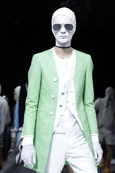 Men in white. Browne apostó por el blanco: pintó el rostro de sus modelos, cubrió sus ojos con gafas y sus cabellos con gorros, en este color impoluto. Extravagante, ¿verdad? - Foto: Thierry Chesnot/Getty Images