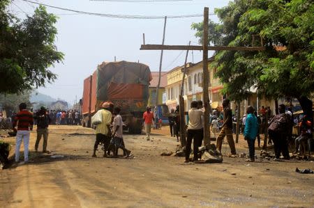 Demonstrators barricade a road during protests over their exclusion from the presidential election in Beni, Democratic Republic of Congo December 28, 2018. REUTERS/Samuel Mambo