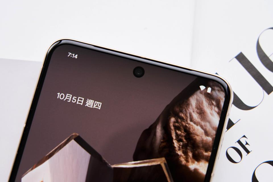 圖9：▲前鏡頭部份，Pixel 8 Pro搭載1,050萬畫素相機，支援F2.2光圈、自動對焦、95度超廣角視野，採常見的螢幕挖孔設計。

