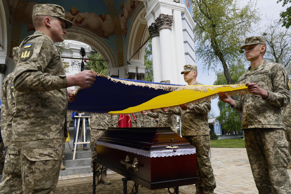 Ukrainian servicemen attend a farewell ceremony for U.S. volunteer soldier Christopher James Campbell in Kyiv, Ukraine, Friday, May 5, 2023. Campbell was a member of the International Legion and ex-soldier of the U.S. 82nd Airborne Division. He recently died in Bakhmut during fightings against Russian forces. (AP photo/Alex Babenko)