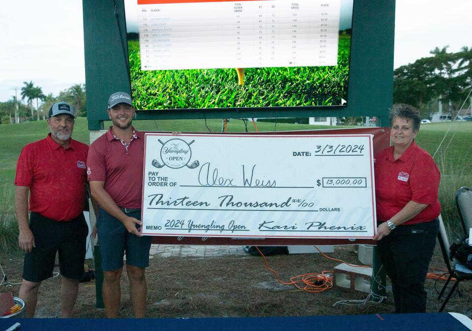 Alex Weiss, segundo desde la izquierda, es el ganador del Yuengling Open 2024 en Fort Myers Country Club el domingo 3 de marzo de 2024.