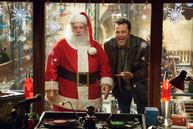 <p>Jaap Buitendijk/Warner Bros/Kobal/Shutterstock</p> Paul Giamatti and Vince Vaughn in 'Fred Claus'.