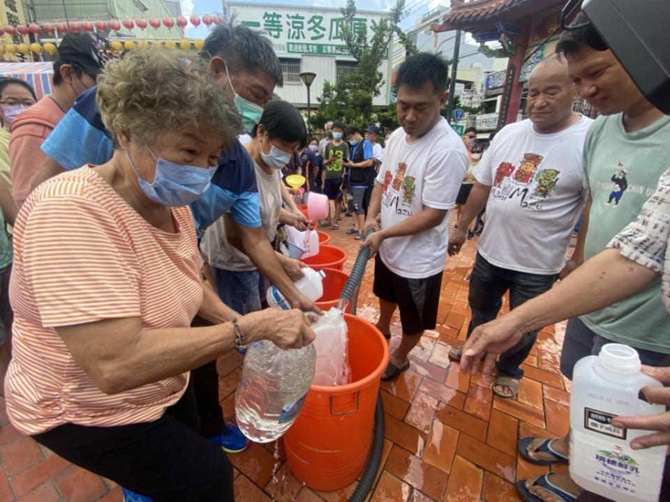 民眾排長龍取午時水。（記者張淑娟攝）