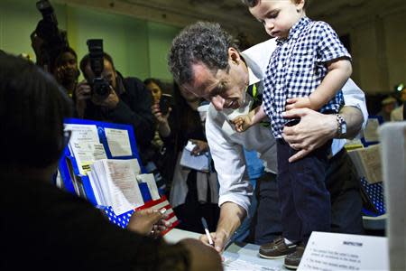 New York City Democratic mayoral candidate Anthony Weiner prepares to cast his vote in a polling center with his son, Jordan Weiner, during the primary election in New York September 10, 2013. REUTERS/Eduardo Munoz