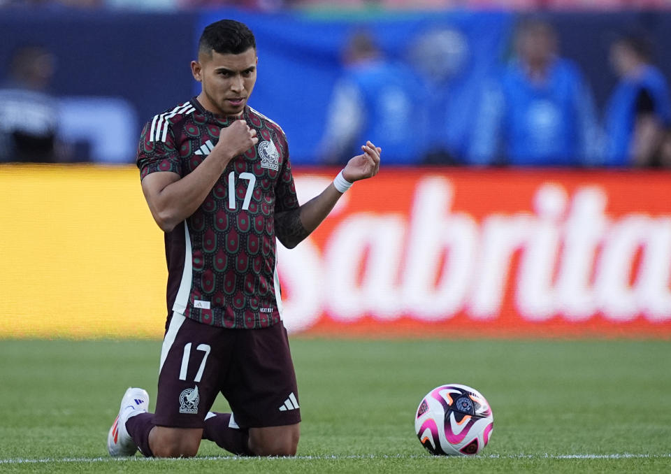 El volante de México, Orbelín Pineda, previo a un partido amistoso ante Uruguay el miércoles, 5 de junio de 2024, en Denver. (AP Foto/David Zalubowski)