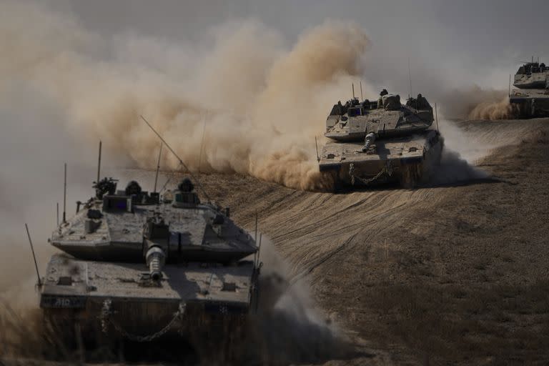 Tanques israelíes se dirigen hacia la frontera de la Franja de Gaza en el sur de Israel el viernes 13 de octubre de 2023.