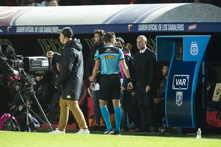 Catorce minutos tardó en debutar el VAR desde que estuvo disponible en el fútbol local, en Colón vs. Aldosivi, por la Copa de la Liga Profesional.