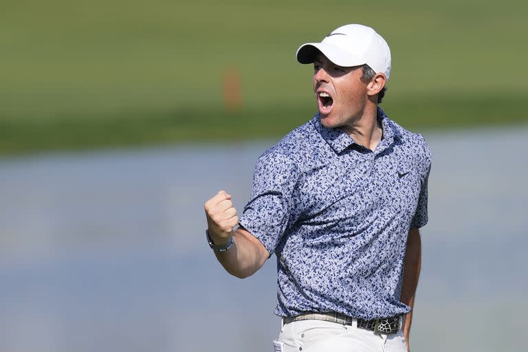 Rory McIlroy celebra tras ganar el Dubái Desert Classic el 30 de enero de 2023: le ganó por un golpe a...Reed