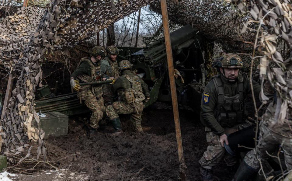 Ukrainian soldiers load Soviet artillery in Donetsk