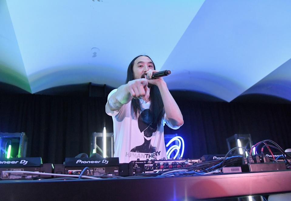 <p>Además de ofrecer cientos de espectáculos cada año en todo el mundo, el productor y DJ estadounidense Steve Aoki tiene numerosos negocios, como una línea de ropa o un restaurante. Además, ha prestado recientemente su voz a una serie de animación. Con unas ganancias de 24 millones de euros está en el quinto de esta lista. (Foto: Mike Coppolla / Getty Images). </p>